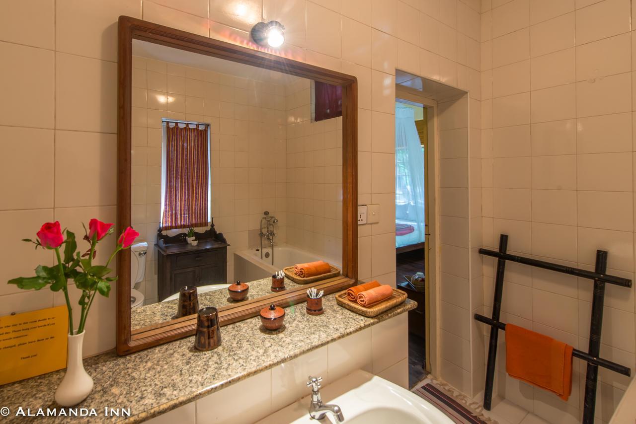 יאנגון Alamanda Inn, Boutique Hotel And French Restaurant מראה חיצוני תמונה